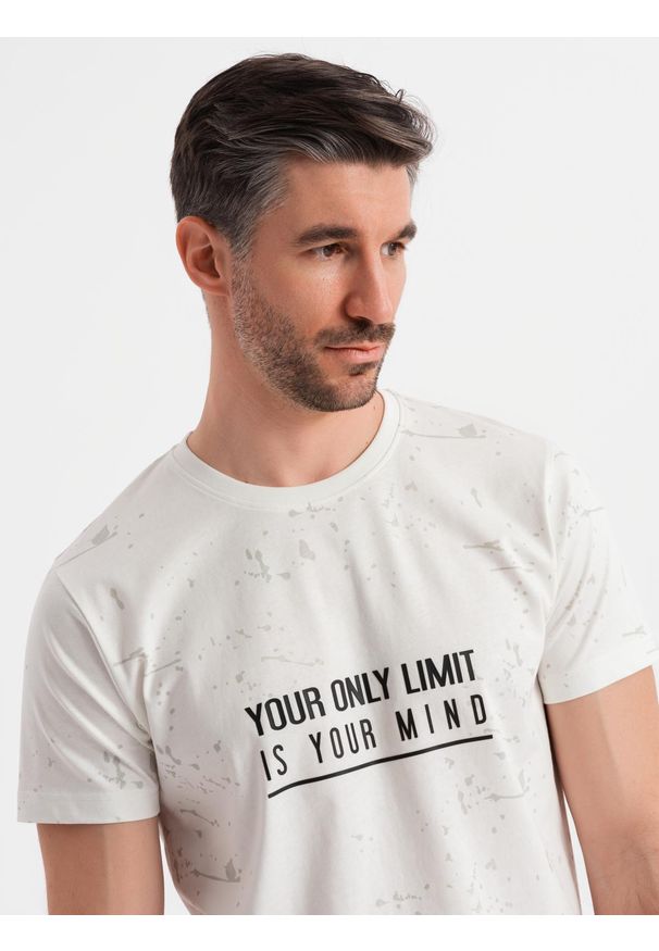 Ombre Clothing - Męski t-shirt z nadrukiem i okrągłym dekoltem – biały V1 - Rozmiar: XL. Okazja: na co dzień. Kolor: biały. Materiał: bawełna, materiał, dzianina. Długość rękawa: krótki rękaw. Długość: krótkie. Wzór: nadruk. Styl: sportowy, casual