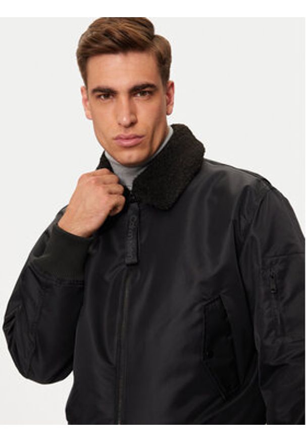 Calvin Klein Jeans Kurtka bomber J30J326108 Czarny Regular Fit. Kolor: czarny. Materiał: syntetyk