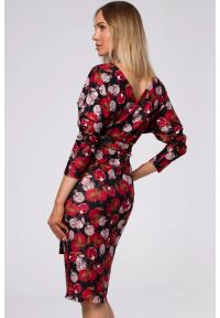 Sukienki.shop - Dopasowana sukienka dzianinowa z kopertową górą i nadrukiem. Okazja: na spotkanie biznesowe. Typ kołnierza: dekolt kopertowy. Materiał: dzianina. Długość rękawa: długi rękaw. Wzór: nadruk. Typ sukienki: kopertowe, ołówkowe. Styl: biznesowy, elegancki, klasyczny. Długość: midi #4