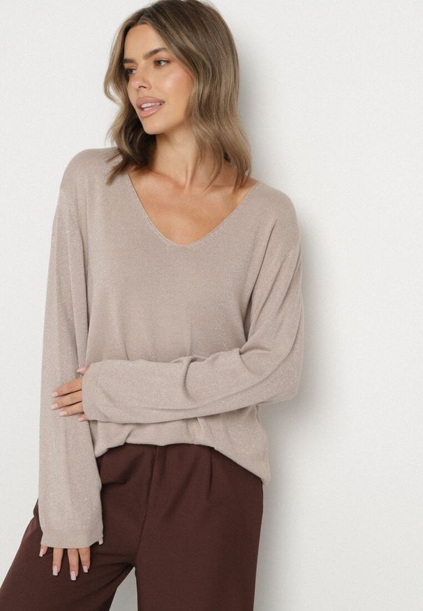 Born2be - Beżowy Wiskozowy Sweter o Pudełkowym Kroju z Metaliczną Nitką Essmia. Okazja: na spacer, na co dzień. Typ kołnierza: dekolt w serek. Kolekcja: plus size. Kolor: beżowy. Materiał: wiskoza. Styl: casual, klasyczny