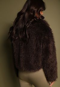 Renee - Brązowa Krótka Kurtka Futerko z Szerokim Kołnierzem Areti. Okazja: na co dzień. Kolor: brązowy. Materiał: futro. Długość: krótkie. Styl: elegancki, casual #4