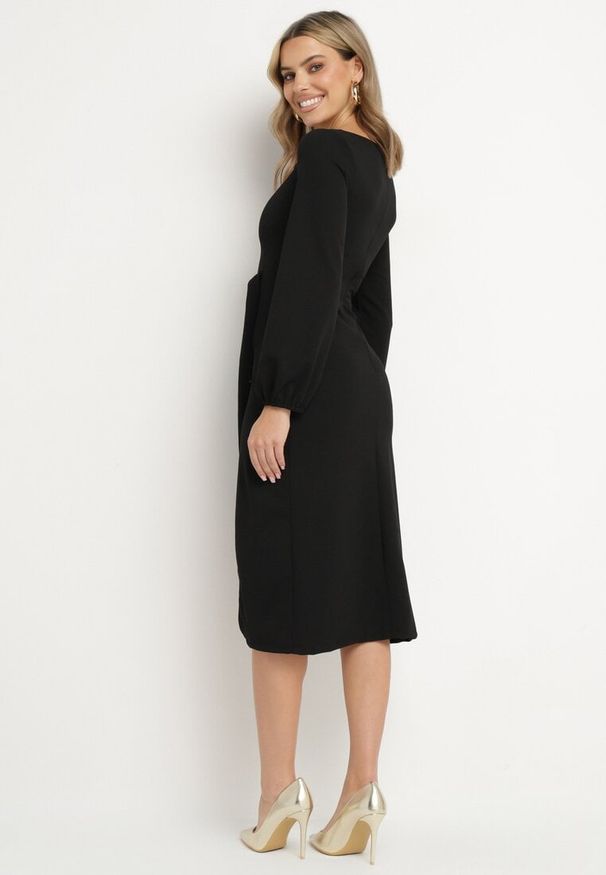 Born2be - Czarna Koktajlowa Sukienka z Kopertowym Dołem i Ściągaczami przy Rękawach Felilena. Kolor: czarny. Sezon: wiosna, lato. Typ sukienki: kopertowe. Styl: wizytowy