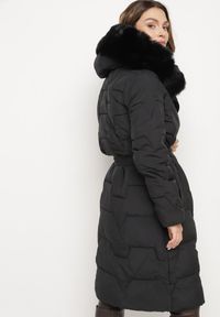 Born2be - Czarna Pikowana Kurtka z Wiązanym Paskiem i Kapturem z Futerkiem Veratta. Okazja: na co dzień. Kolor: czarny. Materiał: futro. Styl: elegancki, casual #6