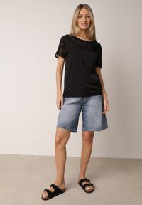 Born2be - Czarna Bluzka Ozdobiona Ażurowymi Rękawkami Kelnila. Okazja: na co dzień, do pracy. Kolor: czarny. Materiał: jeans. Długość rękawa: krótki rękaw. Długość: długie. Wzór: ażurowy, aplikacja. Styl: casual, klasyczny, elegancki #8