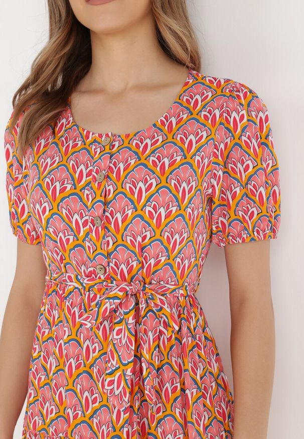 Born2be - Różowo-Pomarańczowa Sukienka Melenope. Kolor: różowy. Materiał: wiskoza, tkanina, materiał. Długość rękawa: krótki rękaw. Wzór: nadruk, kolorowy. Styl: wakacyjny, klasyczny. Długość: maxi