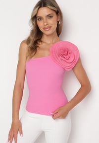 Born2be - Fuksjowa Asymetryczna Bluzka Top z Bawełny Ozdobiona Kwiatem 3D Ulsavia. Kolor: różowy. Materiał: bawełna. Wzór: aplikacja, kwiaty #6