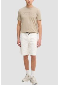 Guess - GUESS Kremowe męskie spodenki w monogram New Korbin, Rozmiar M. Okazja: na co dzień. Kolor: beżowy. Sezon: lato. Styl: casual, sportowy #4