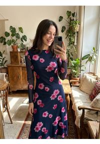 Sinsay - Sukienka maxi z dekoltem na plecach w kwiaty - wielobarwny. Wzór: kwiaty. Długość: maxi #1