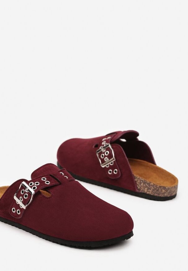 Born2be - Bordowe Klapki Mule w Stylu Chodaków z Klamrą Lanaris. Kolor: czerwony