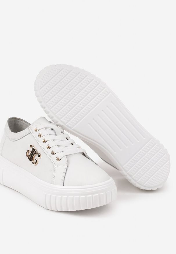Born2be - Białe Skórzane Sneakersy na Tłoczonej Podeszwie Ozdobione Metalową Aplikacją Everinda. Okazja: na co dzień. Kolor: biały. Materiał: skóra. Szerokość cholewki: normalna. Wzór: aplikacja
