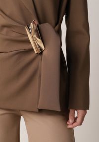 Born2be - Brązowa Taliowana Marynarka z Wiskozą z Marszczeniem i Aplikacją przy Wiązaniu Alyndra. Okazja: na spotkanie biznesowe, do pracy. Kolor: brązowy. Materiał: wiskoza. Wzór: aplikacja. Styl: biznesowy, elegancki, wizytowy #2