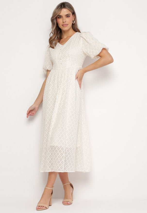 Born2be - Beżowa Haftowana Sukienka Taliowana Maxi Indiria. Kolor: beżowy. Materiał: materiał, tkanina. Długość rękawa: krótki rękaw. Wzór: haft. Długość: maxi