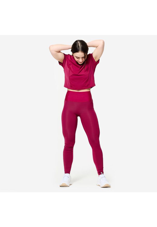 DOMYOS - Koszulka fitness damska Domyos krótki rękaw. Kolor: fioletowy. Materiał: elastan, poliamid, materiał. Długość rękawa: krótki rękaw. Długość: krótkie. Sport: fitness