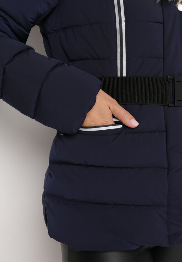 Born2be - Granatowa Kurtka Pikowana z Paskiem Hledde. Kolor: niebieski. Materiał: futro. Wzór: aplikacja. Styl: klasyczny