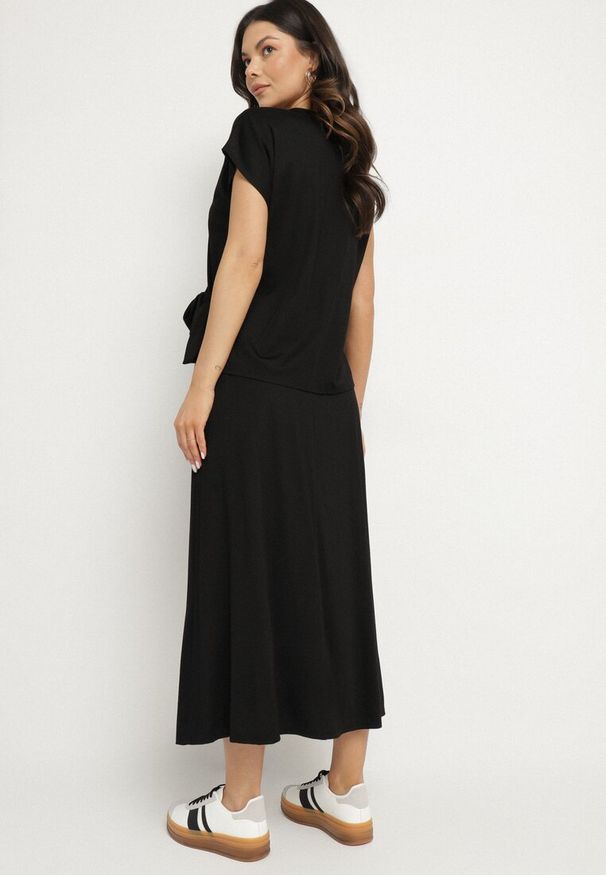 Born2be - Czarny Komplet z Wiskozą Spódnica i Bluzka z Wiązaniem Davissael. Kolor: czarny. Materiał: wiskoza