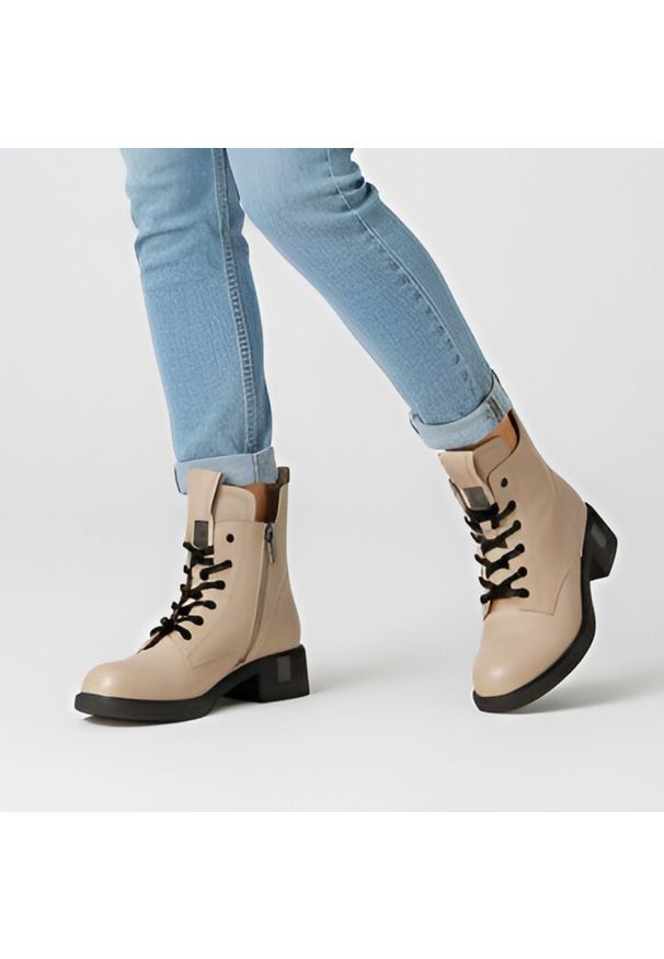 Beżowe Botki Vinceza Skórzane Buty Damskie. Okazja: na co dzień. Zapięcie: zamek. Kolor: beżowy. Szerokość cholewki: normalna. Materiał: skóra. Sezon: zima, jesień. Obcas: na obcasie. Styl: elegancki, casual. Wysokość obcasa: średni