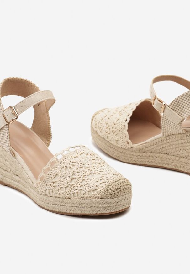 Born2be - Beżowe Sandały Espadryle z Plecionym Koturnem i Ażurowym Noskiem Soonia. Kolor: beżowy. Materiał: len. Wzór: ażurowy. Sezon: lato. Obcas: na koturnie. Styl: elegancki, wizytowy, wakacyjny