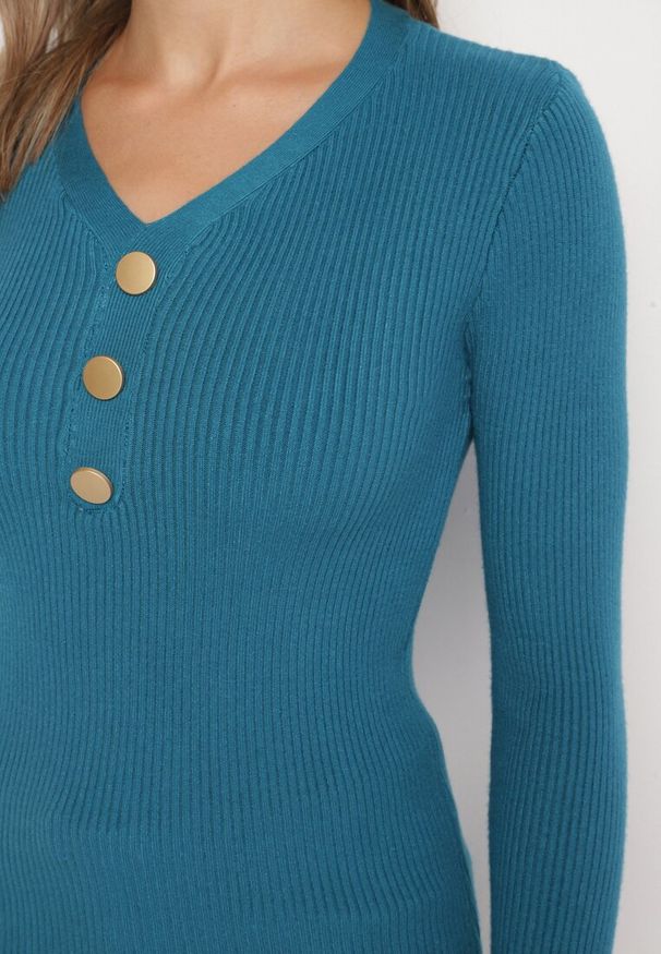 Born2be - Niebieski Sweter z Bawełną z Prążkowanego Materiału Ozdobiony Guzikami Zinfera. Okazja: na co dzień. Typ kołnierza: dekolt w serek. Kolor: niebieski. Materiał: bawełna, prążkowany, materiał. Wzór: aplikacja. Styl: casual, klasyczny