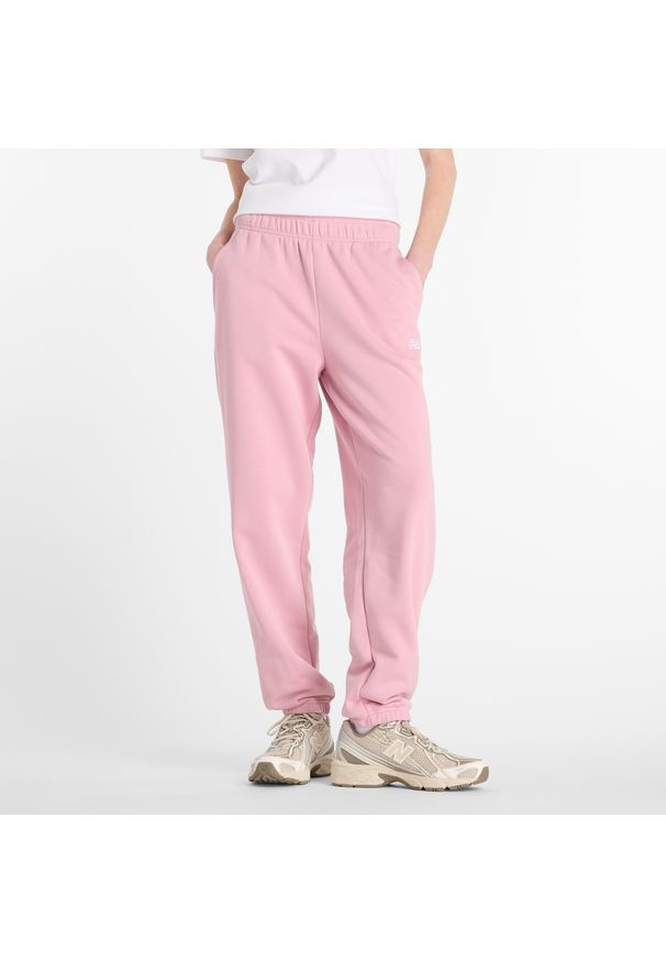Spodnie damskie New Balance WP41500PTF – różowe. Stan: podwyższony. Kolor: różowy. Materiał: bawełna, dresówka, poliester