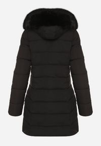 Born2be - Czarna Zimowa Kurtka Pikowana z Kapturem z Futrem i Napami po Bokach Zenilda. Typ kołnierza: kaptur. Kolor: czarny. Materiał: futro. Sezon: zima #3