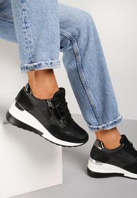 Renee - Czarne Sneakersy Phoebala. Nosek buta: okrągły. Zapięcie: sznurówki. Kolor: czarny. Materiał: lakier, jeans. Szerokość cholewki: normalna. Wzór: aplikacja. Obcas: na koturnie