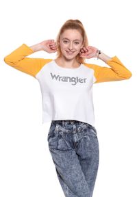 Wrangler - WRANGLER T SHIRT DAMSKI RAGLAN CROP LS TEE WHITE W718CF912 112130920. Długość rękawa: raglanowy rękaw. Wzór: nadruk