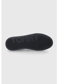 TOMMY HILFIGER - Tommy Hilfiger buty kolor czarny. Nosek buta: okrągły. Zapięcie: sznurówki. Kolor: czarny. Materiał: guma. Obcas: na obcasie. Wysokość obcasa: niski