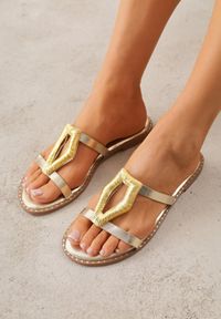 Renee - Złote Klapki VICES z Metaliczną Geometryczną Klamrą Azaeriana. Okazja: na co dzień. Kolor: złoty. Wzór: geometria. Styl: casual #3