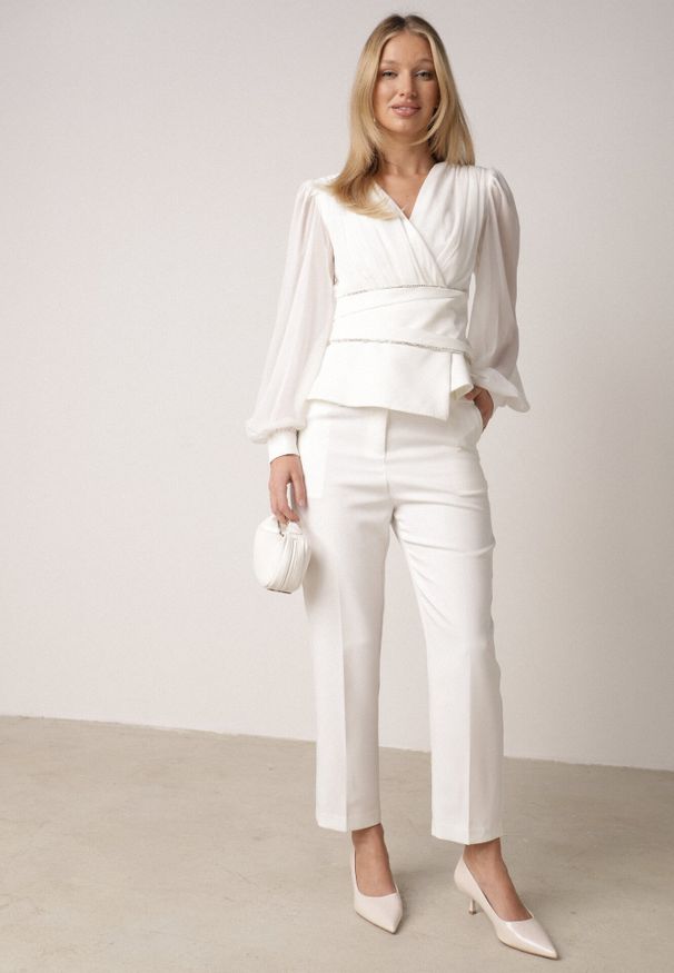 Born2be - Biała Bluzka Kopertowa VICES z Dekoltem V Bufiastymi Rękawkami i Zaakcentowanymi Ramionami Tine. Okazja: na co dzień, na komunię. Typ kołnierza: dekolt w kształcie V. Kolor: biały. Materiał: jeans. Długość rękawa: krótki rękaw. Styl: casual, elegancki