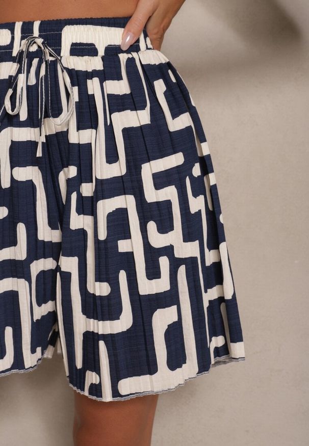 Renee - Granatowe Szorty z Wiskozy High Waist Ozdobione Geometrycznym Wzorem Lirazea. Stan: podwyższony. Kolor: niebieski. Materiał: wiskoza. Wzór: aplikacja, geometria