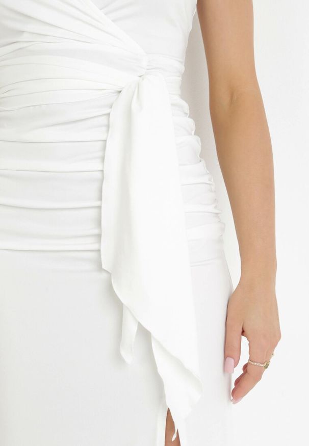 Born2be - Biała Sukienka z Kopertowym Dekoltem i Marszczeniem Zdobiona Rozcięciem Parthastos. Okazja: na wesele, na imprezę, na studniówkę, na ślub cywilny. Kolor: biały. Wzór: aplikacja. Typ sukienki: kopertowe. Styl: klasyczny, elegancki