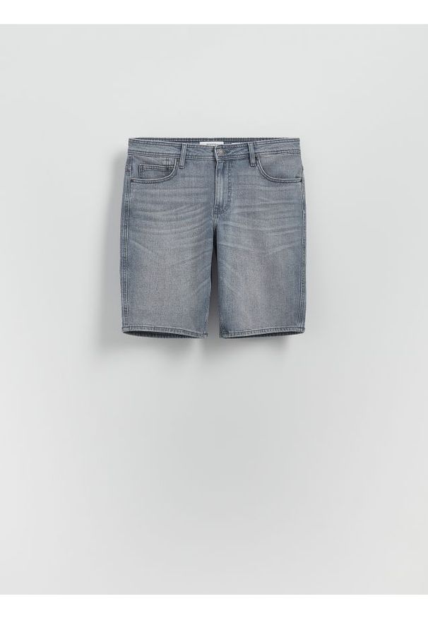 Reserved - Jeansowe szorty straight - jasnoszary. Kolor: szary. Materiał: jeans