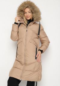 Born2be - Ciemnobeżowa Pikowana Kurtka z Kapturem z Futrem i Ozdobnymi Taśmami Lendria. Okazja: na spacer. Typ kołnierza: kaptur. Kolor: beżowy. Materiał: futro #1