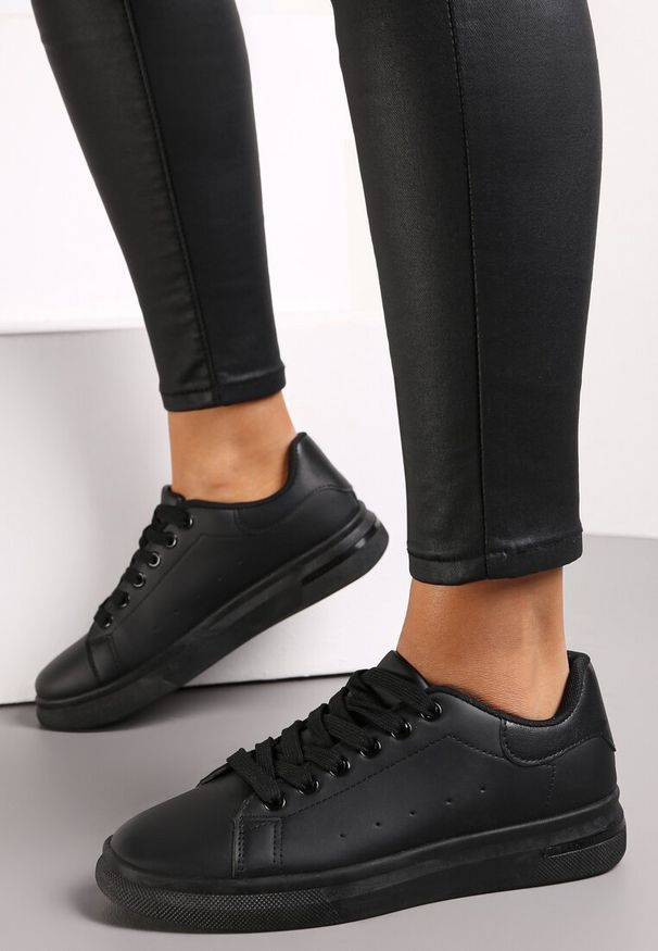 Renee - Czarne Sneakersy z Krótką Cholewką Tovome. Kolor: czarny. Szerokość cholewki: normalna. Wzór: gładki