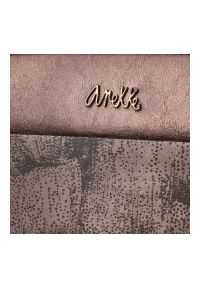 Brązowa Stylowa Torebka Anekke Modna Listonoszka Damska. Kolor: brązowy. Wzór: napisy, aplikacja. Styl: elegancki #6