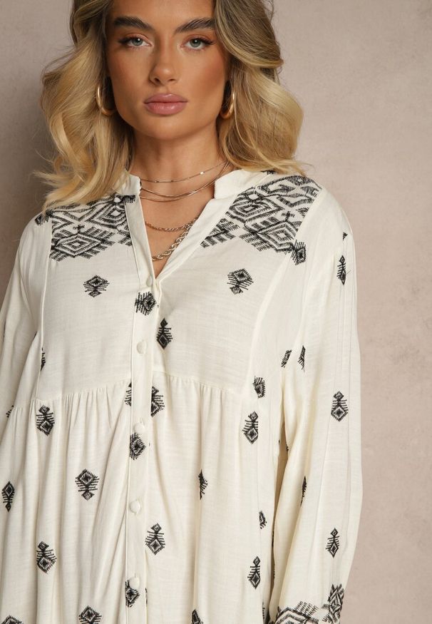 Renee - Biało-Czarna Rozkloszowana Sukienka Ozdobiona Haftem i Wzorem Boho Ronavere. Okazja: na spacer, na co dzień. Typ kołnierza: dekolt w serek. Kolor: biały. Długość rękawa: długi rękaw. Wzór: haft, aplikacja. Sezon: lato, wiosna. Typ sukienki: proste. Styl: boho
