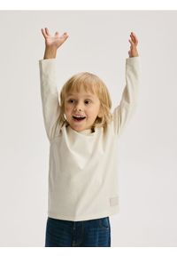 Reserved - Bawełniany longsleeve - złamana biel. Materiał: bawełna. Długość rękawa: długi rękaw