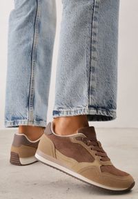 Renee - Ciemnobeżowe Sneakersy Basic z Imitacji Zamszu Ozdobione Przeszyciami Nethe. Okazja: na co dzień. Zapięcie: sznurówki. Kolor: beżowy. Materiał: zamsz. Wzór: aplikacja #1