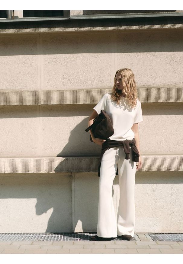 Reserved - Spodnie z szeroką nogawką - beżowy. Kolor: beżowy. Materiał: dzianina