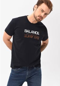 Volcano - T-shirt z napisem, Comfort Fit, T-BALANCE. Okazja: na co dzień. Kolekcja: plus size. Kolor: niebieski. Materiał: jeans, bawełna. Długość rękawa: krótki rękaw. Długość: krótkie. Wzór: napisy. Styl: casual