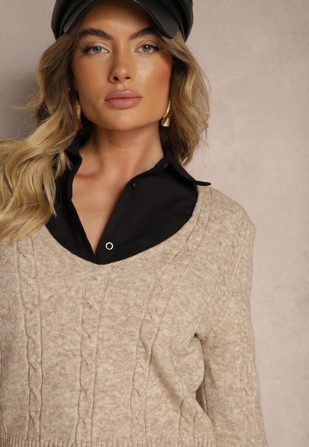 Renee - Beżowy Sweter z Ozdobnym Tłoczeniem i Trójkątnym Dekoltem Attenora. Okazja: do pracy, na spotkanie biznesowe, na co dzień. Kolor: beżowy. Materiał: jeans. Długość rękawa: długi rękaw. Długość: długie. Styl: casual, elegancki, biznesowy