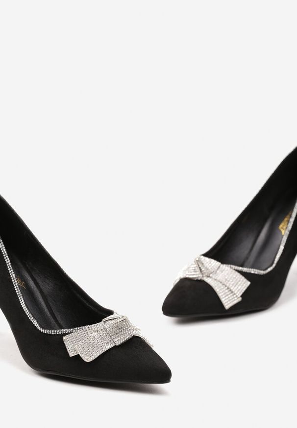 Born2be - Czarne Szpilki z Imitacji Zamszu z Kokardkami w Cyrkonie Dinarca. Nosek buta: szpiczasty. Kolor: czarny. Materiał: zamsz. Obcas: na szpilce. Styl: klasyczny