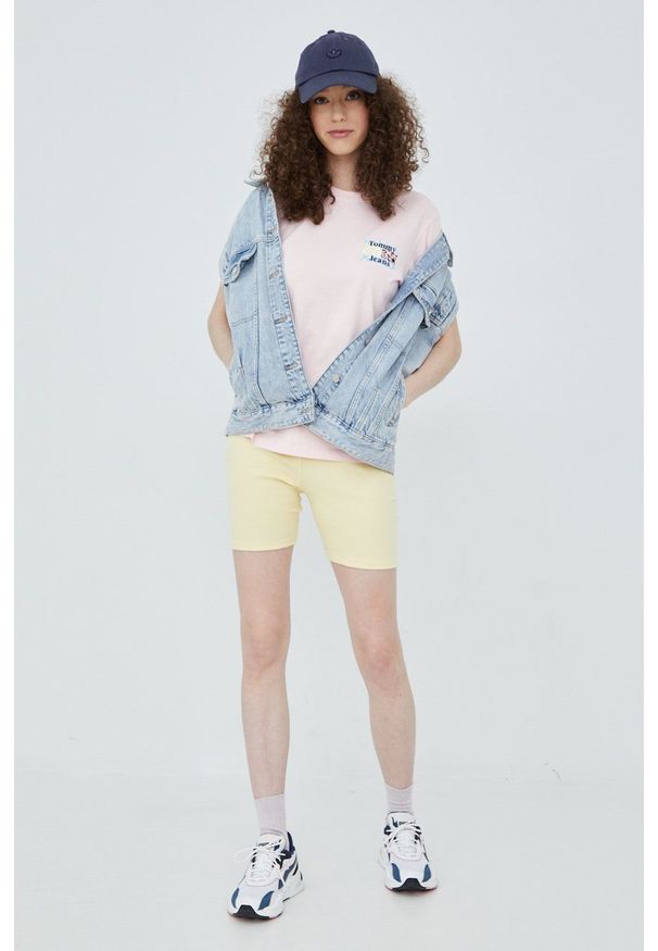 Tommy Jeans szorty damskie kolor żółty gładkie high waist. Stan: podwyższony. Kolor: żółty. Materiał: bawełna, dzianina. Wzór: gładki