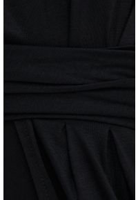 Answear Lab sukienka kolor czarny mini dopasowana. Kolor: czarny. Materiał: dzianina. Wzór: gładki. Typ sukienki: dopasowane. Styl: wakacyjny. Długość: mini