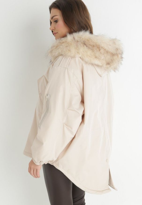 Born2be - Beżowa Kurtka Parka Oversize z Futerkiem Mitto. Kolor: beżowy. Materiał: futro. Długość rękawa: długi rękaw. Długość: długie. Sezon: zima, jesień. Styl: elegancki, klasyczny