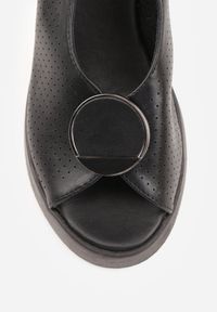 Born2be - Czarne Sandały Vices na Koturnie Ażurowe z Ozdobą Aterina. Okazja: na co dzień. Kolor: czarny. Wzór: aplikacja, ażurowy. Sezon: wiosna, lato. Obcas: na koturnie. Styl: elegancki, klasyczny, casual #5