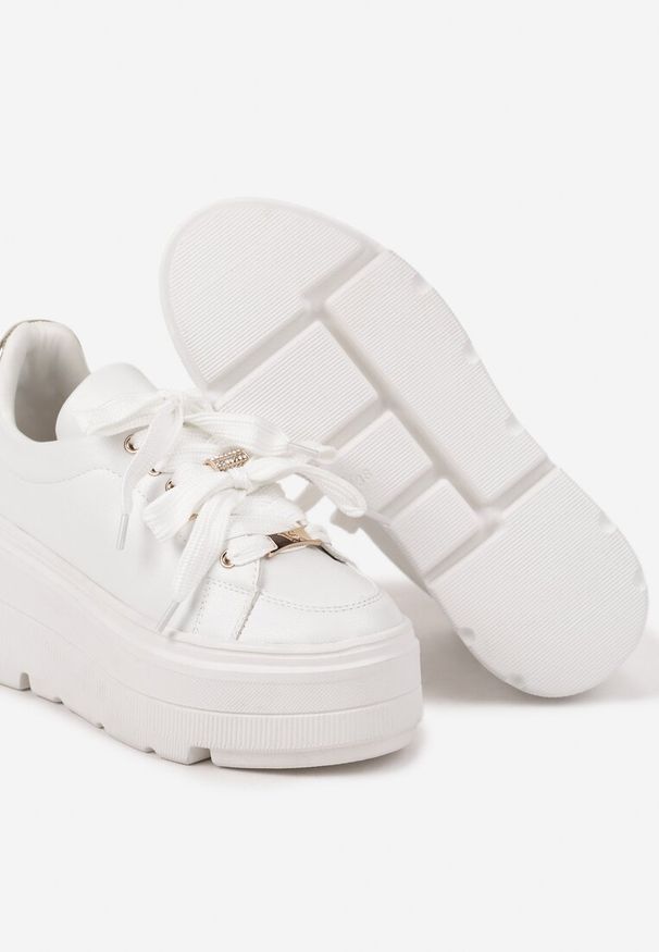 Born2be - Białe Płaskie Sznurowane Sneakersy Vices Ozdobione Metalicznymi Wstawkami Nelaviraen. Okazja: na co dzień, na spotkanie biznesowe. Zapięcie: sznurówki. Kolor: biały. Wzór: aplikacja. Sezon: lato, wiosna. Obcas: na obcasie. Wysokość obcasa: niski