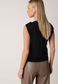 Born2be - Czarna Dzianinowa Bluzka z Wiskozy Bez Rękawów z Biżuteryjną Aplikacją Orinera. Okazja: na co dzień, na spotkanie biznesowe, do pracy. Kolor: czarny. Materiał: dzianina, wiskoza. Długość rękawa: bez rękawów. Wzór: aplikacja. Styl: casual, biznesowy #8