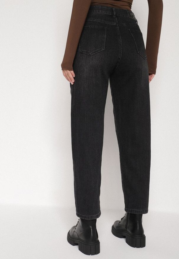 Born2be - Czarne Jeansy Mom Fit z Wysokim Stanem z Domieszką Wiskozy Aclonna. Okazja: na co dzień. Stan: podwyższony. Kolor: czarny. Styl: casual, elegancki