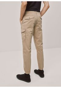 Ochnik - Beżowe spodnie męskie cargo. Kolor: beżowy. Materiał: bawełna #5